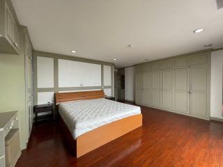 3 bed Condo in Empire House Khlong Tan Nuea Sub District C016321