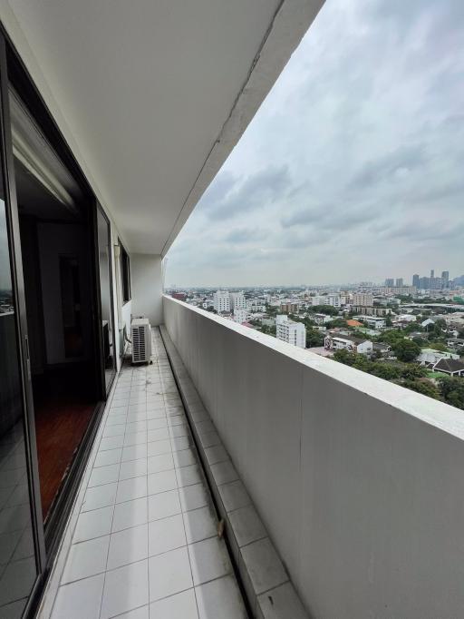 3 bed Condo in Empire House Khlong Tan Nuea Sub District C016321