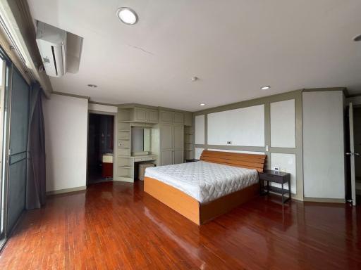 3 bed Condo in Empire House Khlong Tan Nuea Sub District C016321