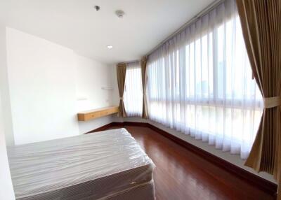 3 bed Condo in River Heaven Wat Phraya Krai Sub District C016292