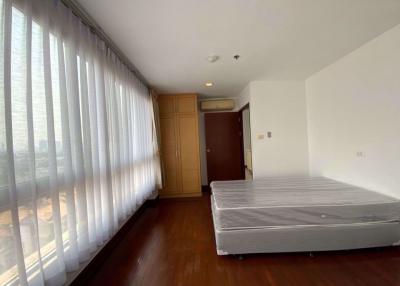 3 bed Condo in River Heaven Wat Phraya Krai Sub District C016292