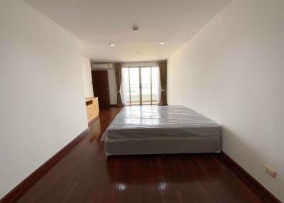 3 bed Condo in River Heaven Wat Phraya Krai Sub District C016292