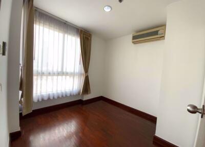 3 bed Condo in River Heaven Wat Phraya Krai Sub District C016292