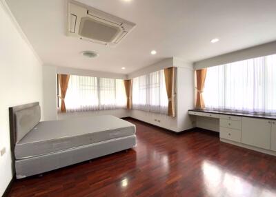 2 bed Condo in Acadamia Grand Tower Khlong Tan Nuea Sub District C016291