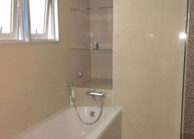 2 bed Condo in The Rajdamri Lumphini Sub District C016289