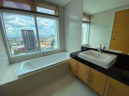 2 bed Condo in Fullerton Sukhumvit Khlongtoei Sub District C016281