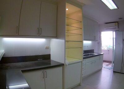 3 bed Condo in Richmond Palace Khlong Tan Nuea Sub District C016260