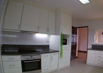 3 bed Condo in Richmond Palace Khlong Tan Nuea Sub District C016260