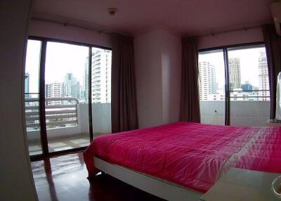 3 bed Condo in Richmond Palace Khlong Tan Nuea Sub District C016260