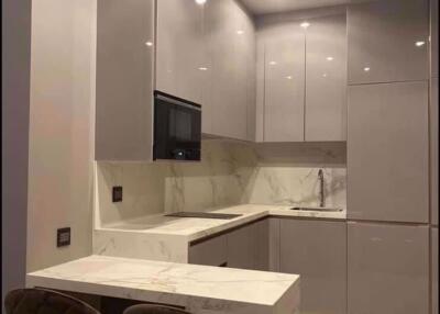 1 bed Condo in The Esse at Singha Complex Khlong Toei Nuea Sub District C016250