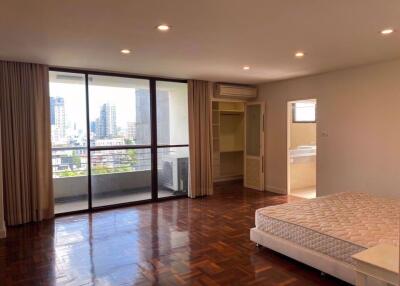 3 bed Condo in The Habitat Sukhumvit 53 Khlong Tan Nuea Sub District C016155