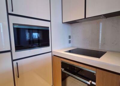 2 bed Condo in BEATNIQ Sukhumvit 32 Khlongtan Sub District C016116