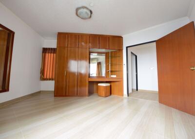 2 bed Condo in Sathorn Gardens Thungmahamek Sub District C016053