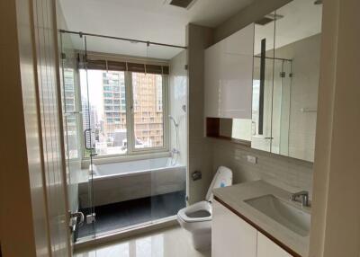 2 bed Condo in Q Langsuan Lumphini Sub District C016024