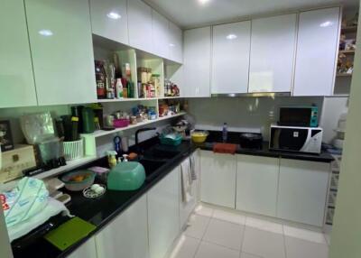 3 bed Condo in Belle Grand Rama 9 Huai Khwang Sub District C015998