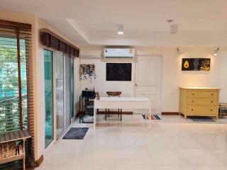 3 bed Condo in Brighton Place Huai Khwang District C015982