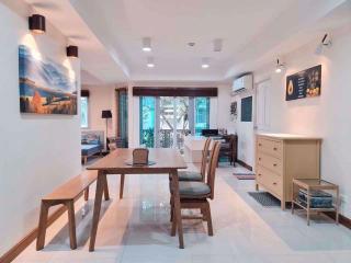 3 bed Condo in Brighton Place Huai Khwang District C015982