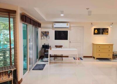 3 bed Condo in Brighton Place Huai Khwang District C015982