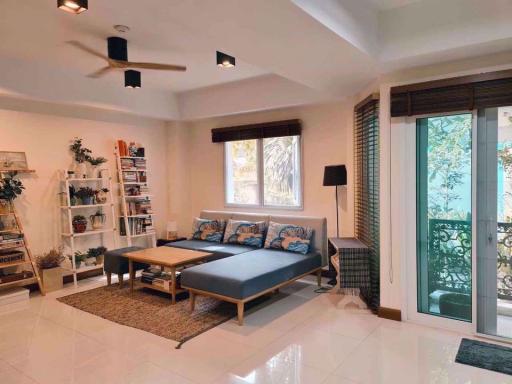 3 bed Condo in Brighton Place Huai Khwang District C015982