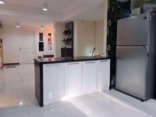 3 bed Condo in Brighton Place Huai Khwang District C015982