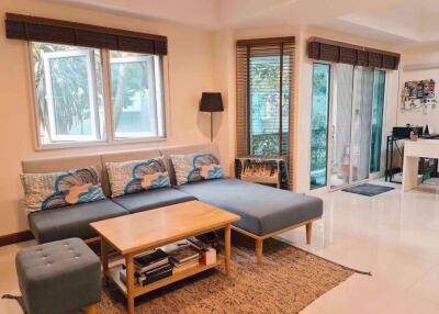 3 bed Condo in Brighton Place Huai Khwang District C015982