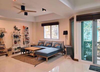 3 bed Condo in Brighton Place Huai Khwang District C015982