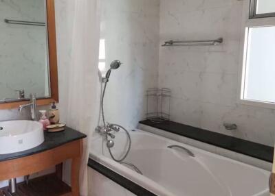 2 bed Condo in The Bangkok Sukhumvit 61 Khlong Tan Nuea Sub District C015883