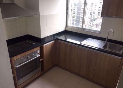 3 bed Condo in P.W.T. Mansion Khlongtoei Sub District C015711