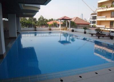 3 bed Condo in P.W.T. Mansion Khlongtoei Sub District C015711