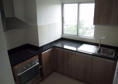 3 bed Condo in P.W.T. Mansion Khlongtoei Sub District C015710