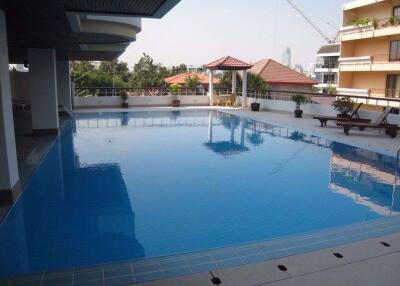 3 bed Condo in P.W.T. Mansion Khlongtoei Sub District C015710