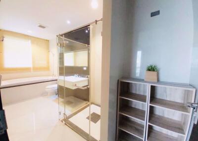 2 bed Condo in The Address Chidlom Lumphini Sub District C015608