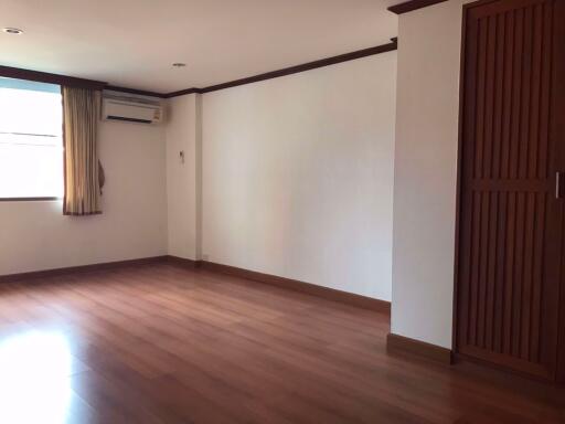 2 bed Condo in Premier Condominium Khlongtan Sub District C015552
