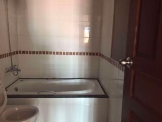 2 bed Condo in Premier Condominium Khlongtan Sub District C015552