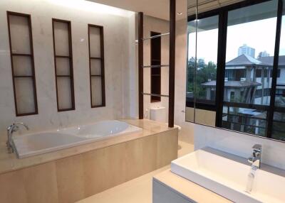 4 bed House Khlong Tan Nuea Sub District H015542