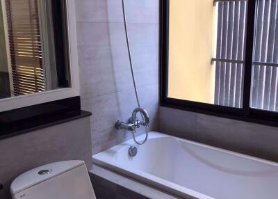 2 bed Condo in Noble 09 Ruamrudee Pathum Wan District C015456