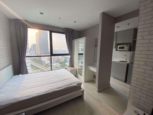 Studio bed Condo in Ideo Mobi Sathorn Banglamphulang Sub District C015446