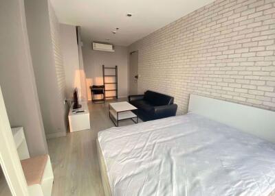 Studio bed Condo in Ideo Mobi Sathorn Banglamphulang Sub District C015446