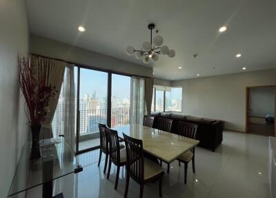 2 bed Condo in The Emporio Place Khlongtan Sub District C015440