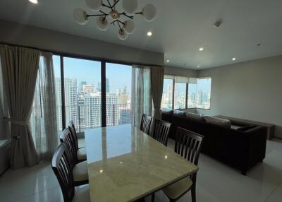 2 bed Condo in The Emporio Place Khlongtan Sub District C015440