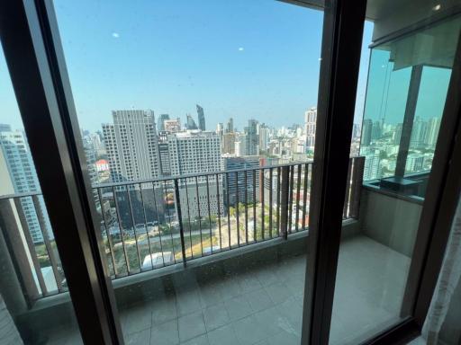 2 bed Condo in The Emporio Place Khlongtan Sub District C015440