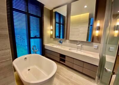 2 bed Condo in The Diplomat Sathorn Silom Sub District C015275