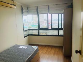 2 bed Condo in Lumpini Place Narathiwas-Chaopraya Chong Nonsi Sub District C015225