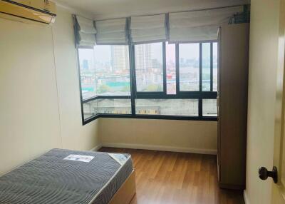 2 bed Condo in Lumpini Place Narathiwas-Chaopraya Chong Nonsi Sub District C015225