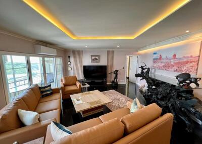 Penthouse Condo - กว้างขวางและตกแต่งอย่างสวยงาม