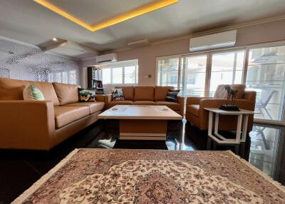 Penthouse Condo - กว้างขวางและตกแต่งอย่างสวยงาม