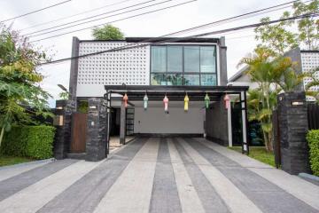 Striking 3-Bedroom House in Ban Wang Tan: Exclusive Development : Private Pool