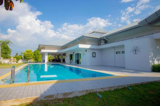 Exquisite Retreat: Luxury Pool Villa บนพื้นที่ 2 ไร่ที่กว้างขวาง