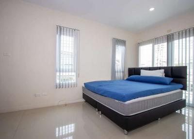 Stylish 3-Bed Townhouse for Sale in Urbana+3 Development, Tha Sala