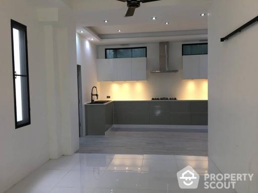 3-BR Townhouse near BTS Asok